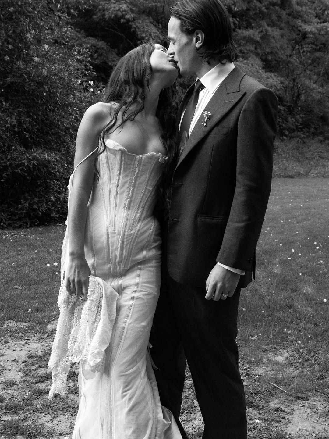 서늘한 고딕 무드의 웨딩 스냅 / 이미지 출처: 인스타그램 @harleyweir