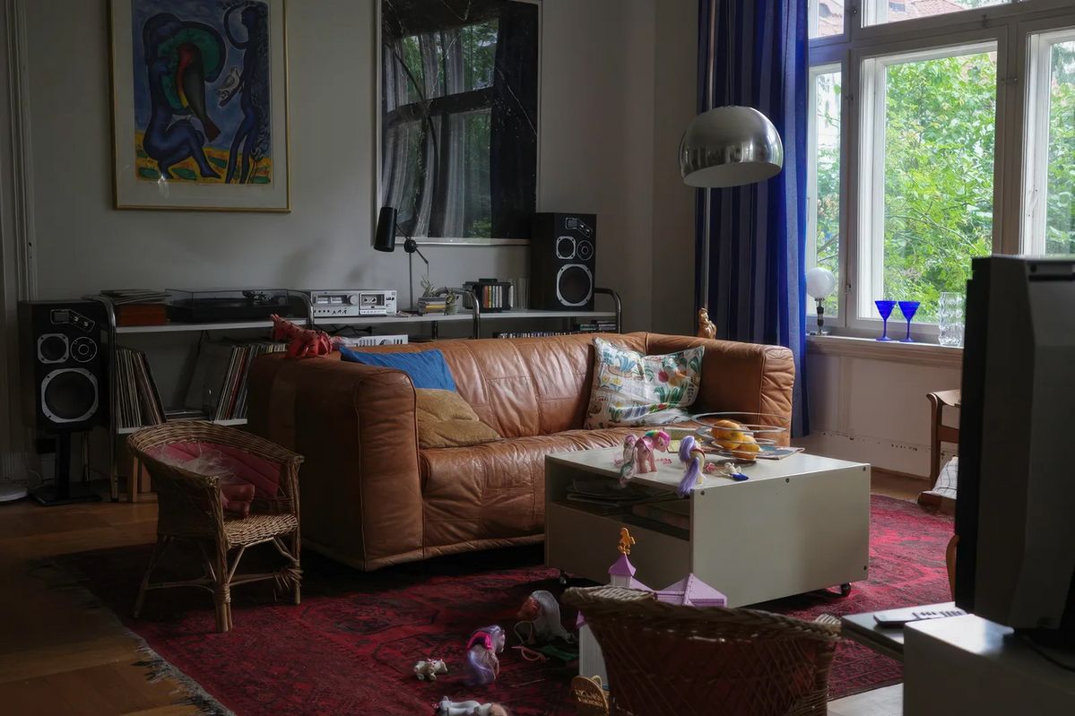 이케아 ‘Klippan’ 소파가 활용된 1990년대 스타일로 꾸며진 거실 / 이미지 출처: Nordisk Film Norge