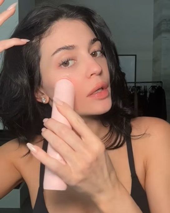 메디큐브를 즐기는 카일리 제너 / 이미지 출처: 틱톡 @kyliejenner