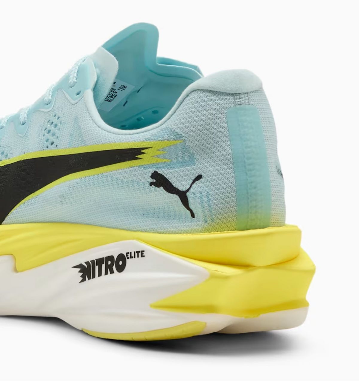 초경량 소재와 카본 플레이트를 조합한 푸마 디비에이트 나이트로 엘리트 4 / 이미지 출처: puma.com