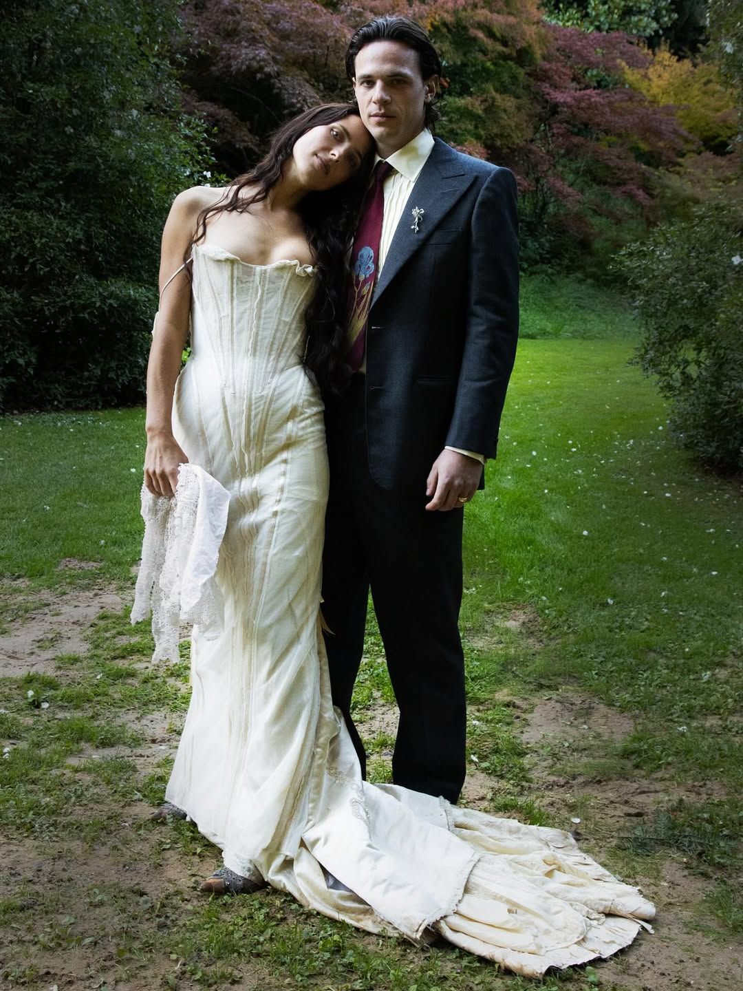 서늘한 고딕 무드의 웨딩 스냅 / 이미지 출처: 인스타그램 @harleyweir