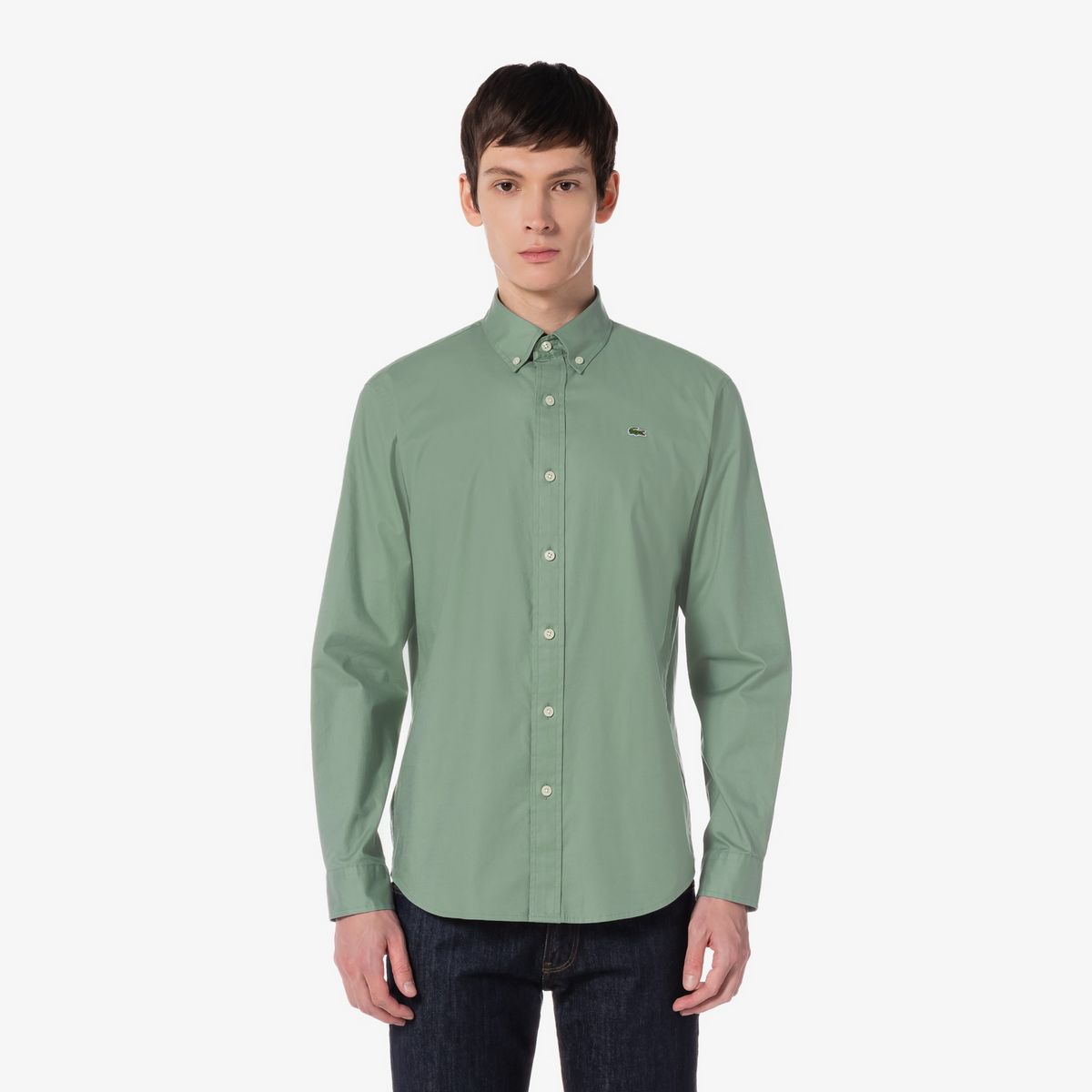 카키 컬러로 봄의 싱그러운 느낌을 더하는 포인트가 되는 라코스테의 옥스포드 셔츠 / 이미지 출처: 라코스테