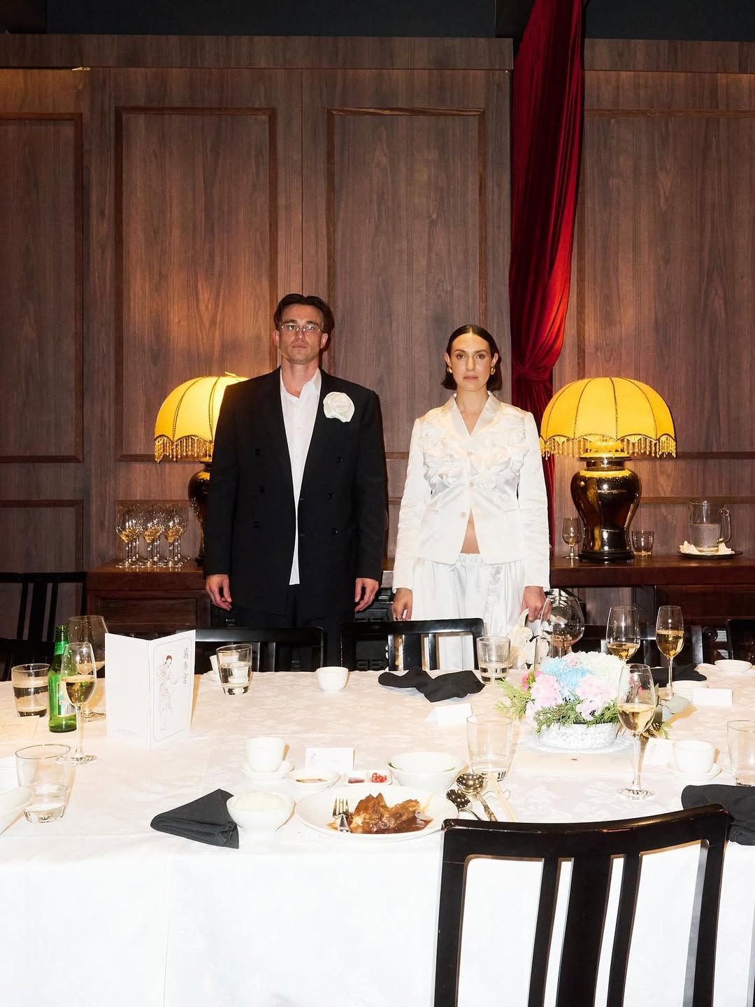 무심한 듯 키치한 무드의 웨딩 스냅 / 이미지 출처: 인스타그램 @kaylamaypettykook