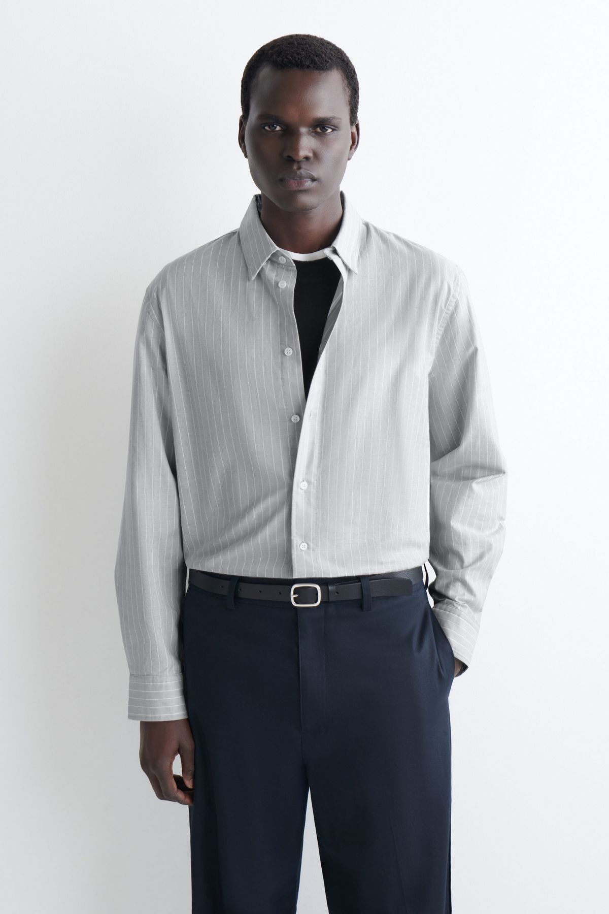 티셔츠를 레이어드해서 캐주얼한 느낌으로 연출한 코스 옥스포드 셔츠 / 이미지 출처: 코스