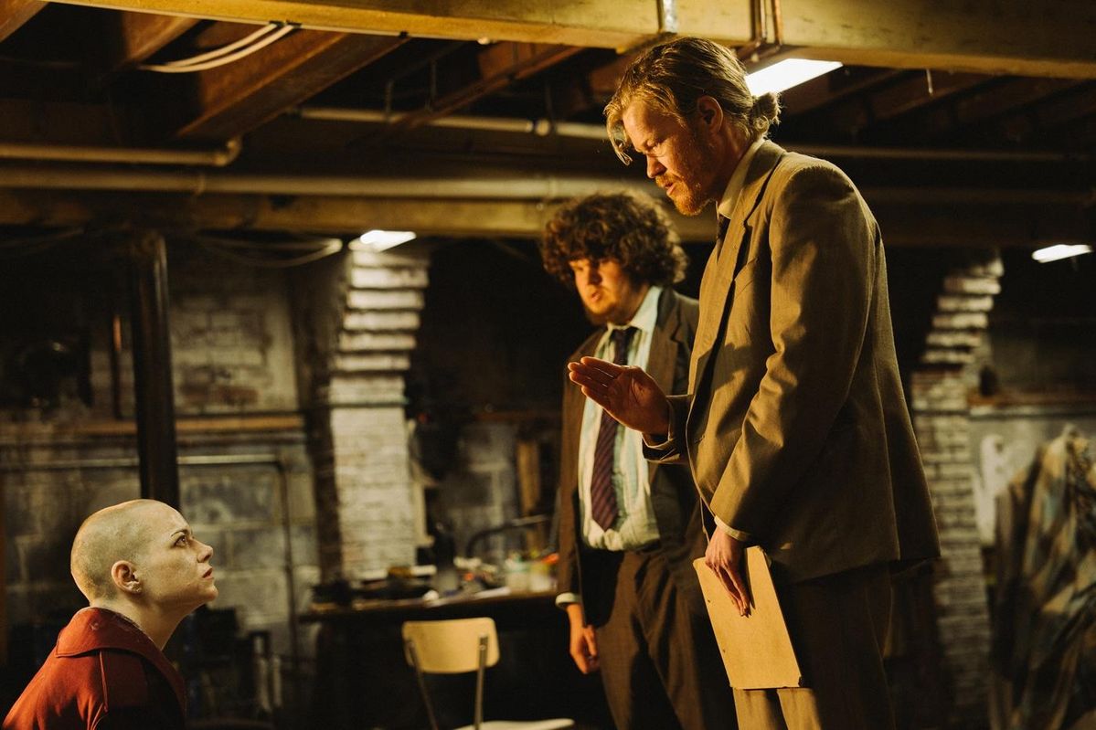 제약 회사 CEO를 외계인이라고 굳게 믿고 납치한 테디와 돈 / 이미지 출처: CJ ENM