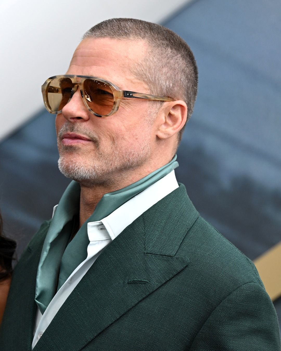 브래드 피트의 브라운 틴트 선글라스 스타일링 / 이미지 출처: 인스타그램 @f1movie