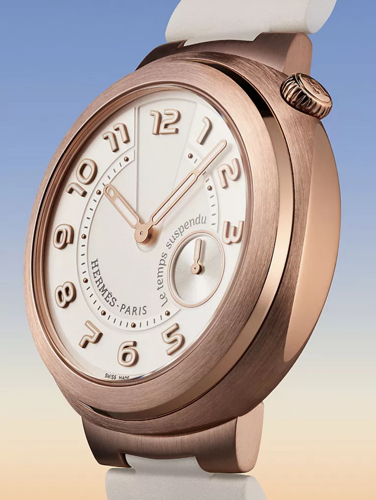 점핑아와 기능과 매트한 로즈 골드 케이스가 돋보이는 에르메스 아쏘 르 땅 서스팡뒤 / 이미지 출처: 에르메스