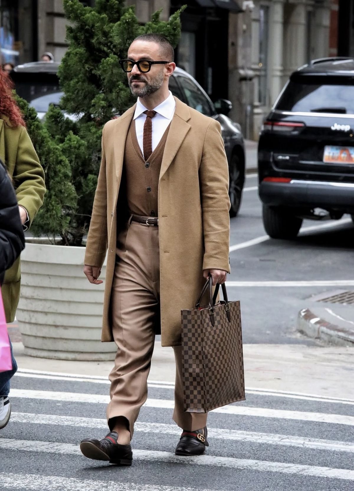 클래식한 캐멀 컬러 코트와 톤온톤 수트, 루이비통의 삭플라 토트백을 더해 세련된 스트리트 패션을 선보인다. / 이미지 출처: 인스타그램 @meninsoho