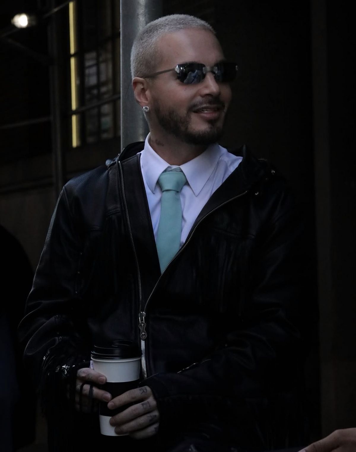 레더 자켓에 민트 컬러의 타이를 매치하여 격식 있으면서도 세련된 느낌을 준다. / 이미지 출처: 인스타그램 @meninsoho 