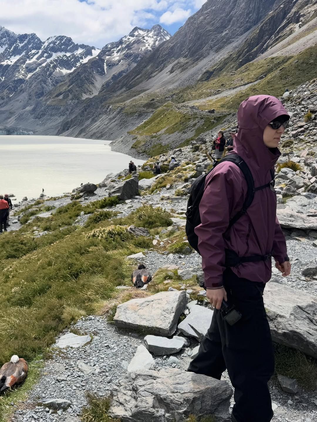 요즘 등산룩은 은은한 컬러와 선글라스로 포인트 주기 / 이미지 출처: 황민현 인스타그램(@optimushwang).