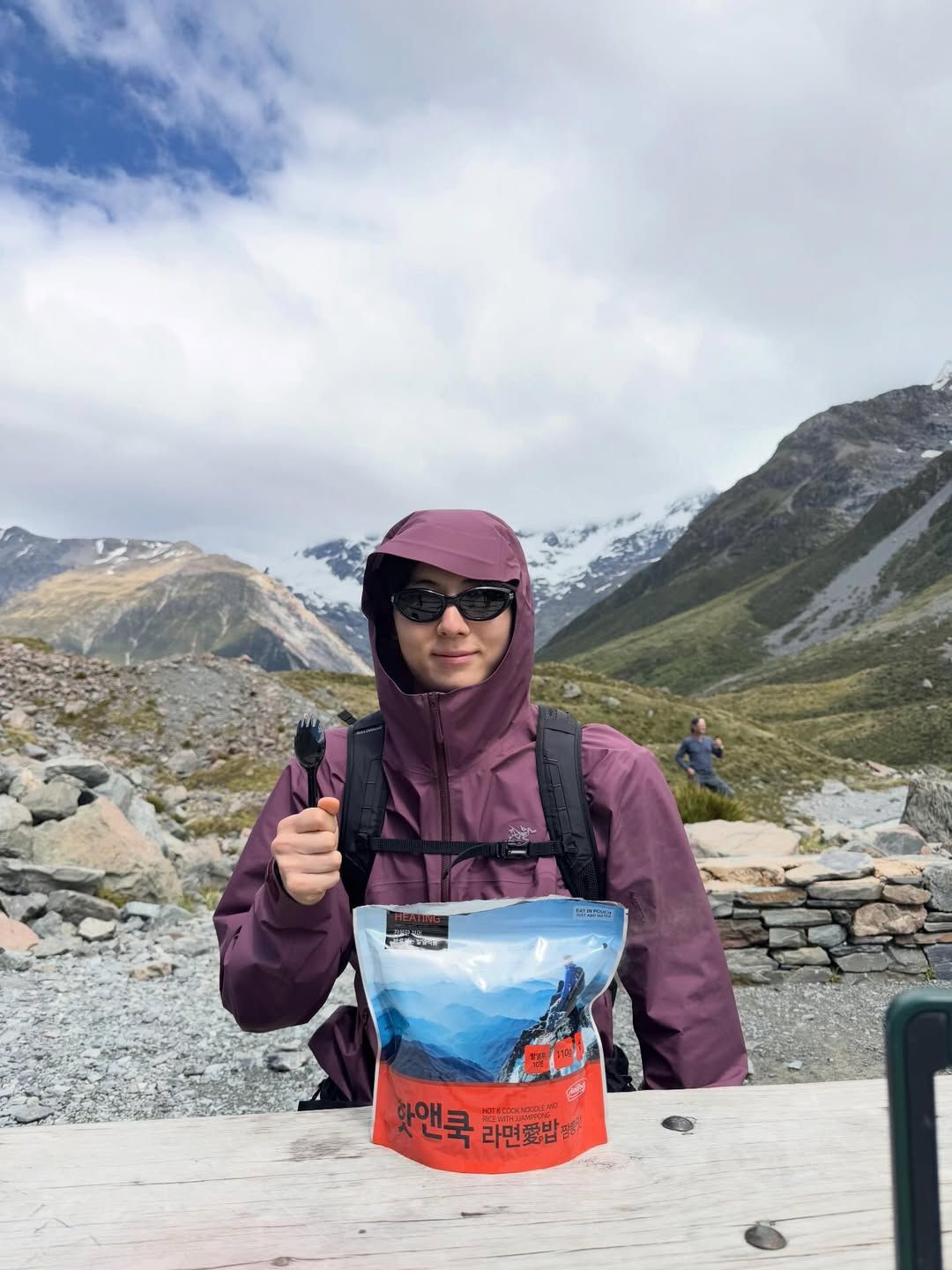 요즘 등산룩은 은은한 컬러와 선글라스로 포인트 주기 / 이미지 출처: 황민현 인스타그램(@optimushwang).