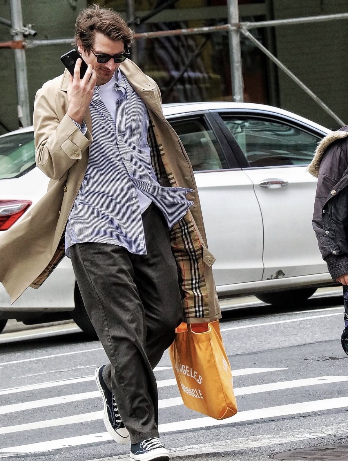 클래식한 트렌치코트와 스트라이프 셔츠, 그리고 캐주얼한 스니커즈를 믹스매치하여 세련된 룩을 완성했다. / 이미지 출처: 인스타그램 @meninsoho