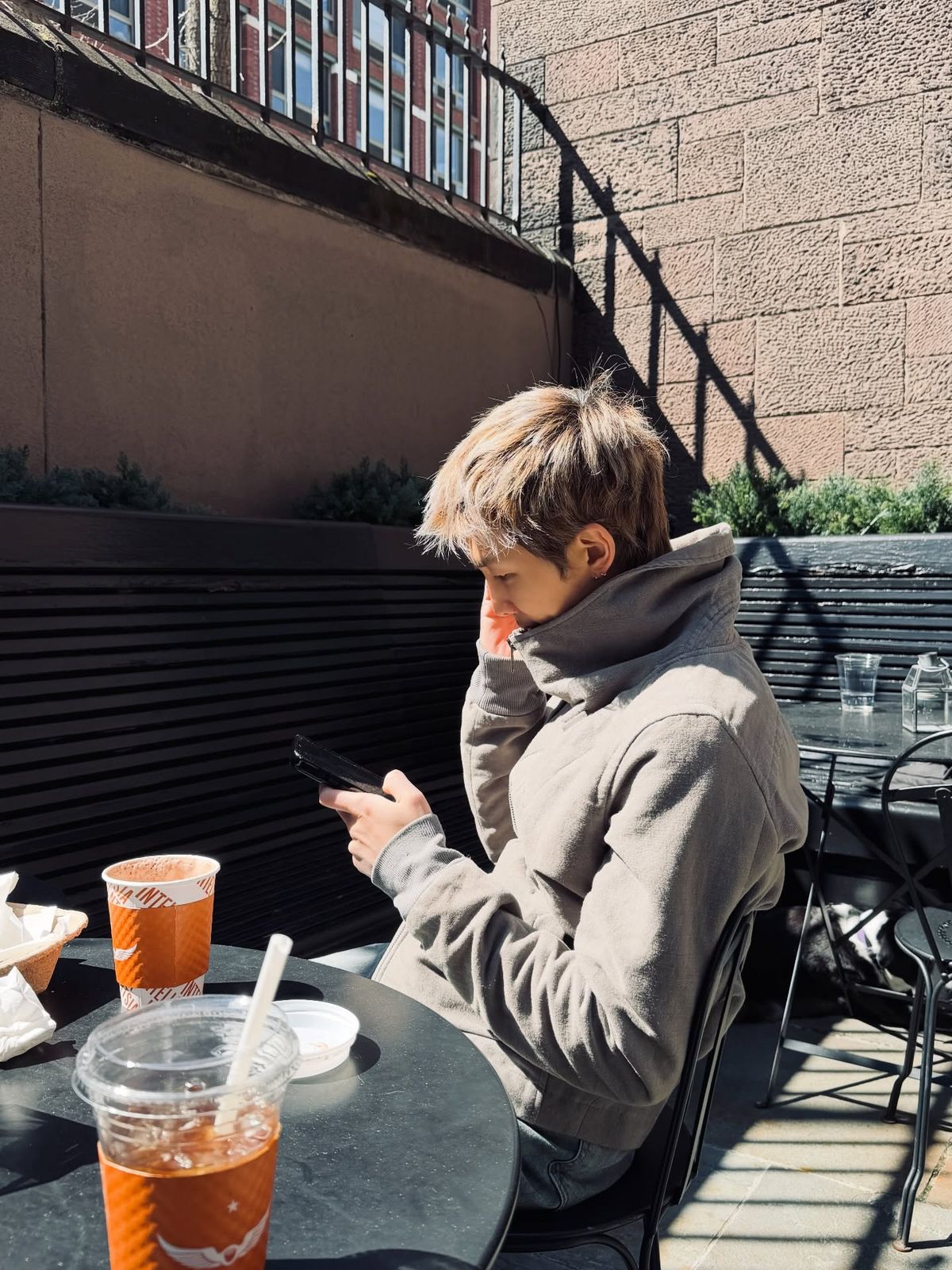 광화문 광장에서 쇼 케이스를 마친 다음 날 뉴욕으로 출국한 RM. 이미지 출처 : 인스타그램 @rkive 