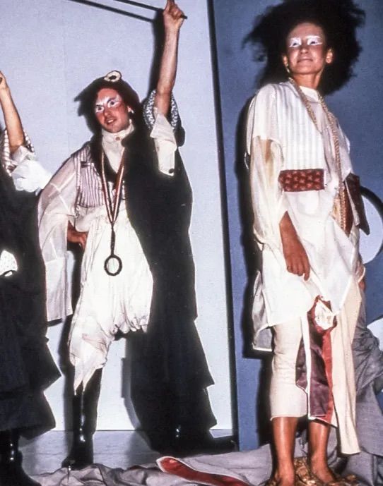  존 갈리아노의 센트럴 세인트 마틴 예술대학 졸업 컬렉션인 레 앵크루아얄르의 한 장면. / 이미지 출처: wordpress.com