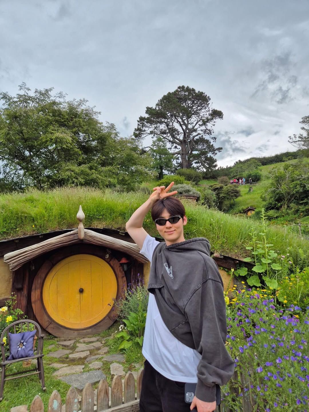 후드를 입고 사진을 찍을 때에는 한 쪽 팔을 빼는 것 잊지마세요 / 이미지 출처: 황민현 인스타그램(@optimushwang).