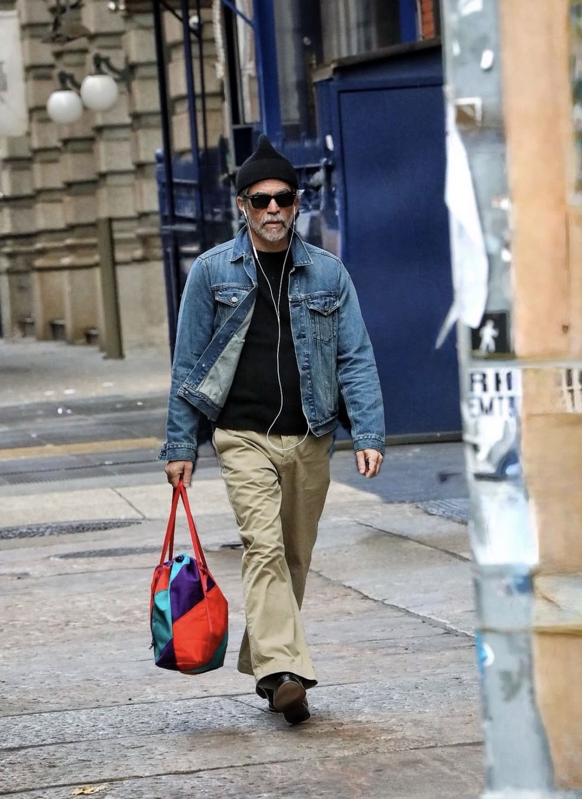 데님 자켓에 코튼 팬츠, 다채로운 색감이 돋보이는 토트백을 매치하여 워크웨어 스타일을 완성했다. / 이미지 출처: 인스타그램 @meninsoho