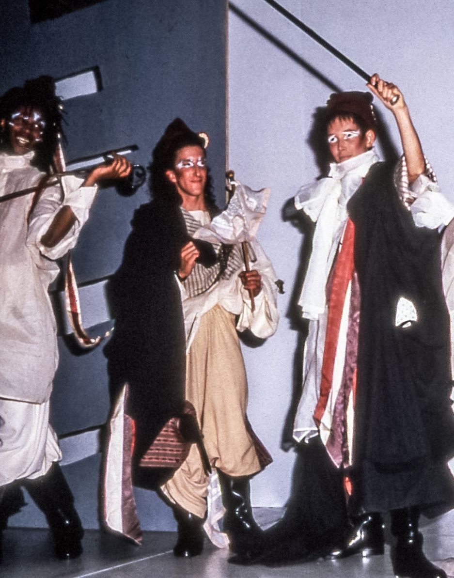  존 갈리아노의 센트럴 세인트 마틴 예술대학 졸업 컬렉션인 레 앵크루아얄르의 한 장면. / 이미지 출처: wordpress.com