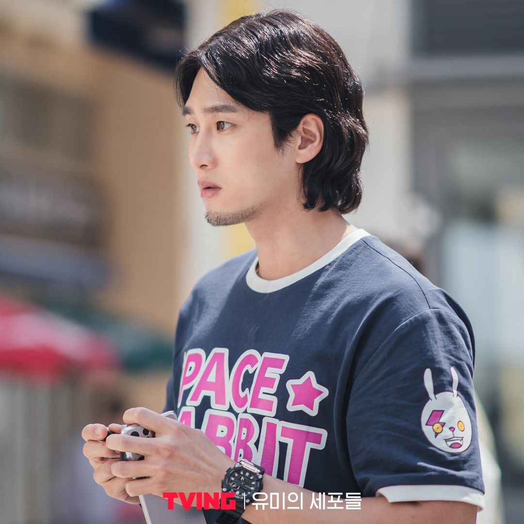 긴 머리와 수염, 반바지와 쪼리, 티셔츠까지 웹툰 속 장면을 그대로 묘사했다. / 출처: 티빙 공식 X