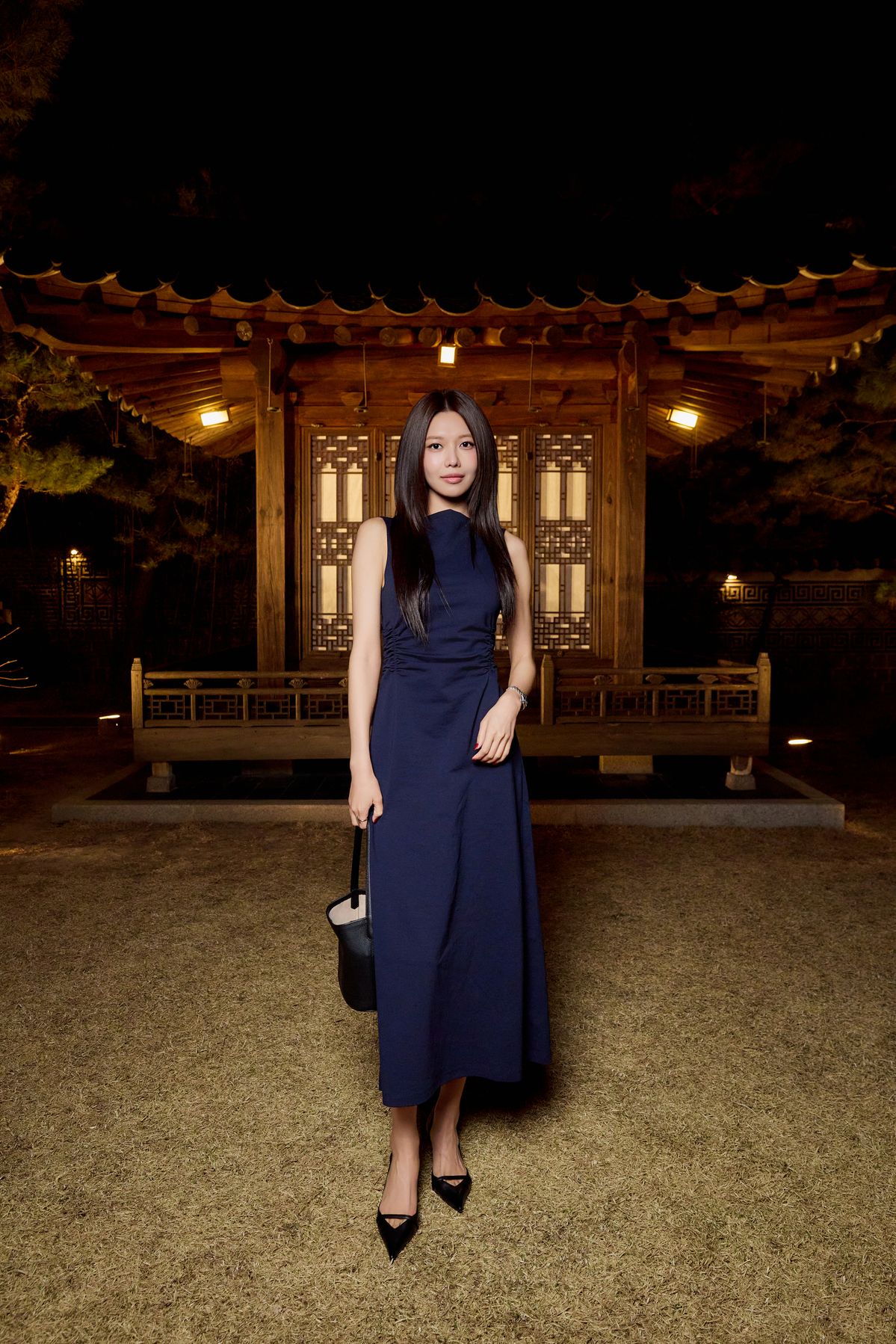 한국가구박물관에서 열린 디너에 참석한 수영 | 출처: COS