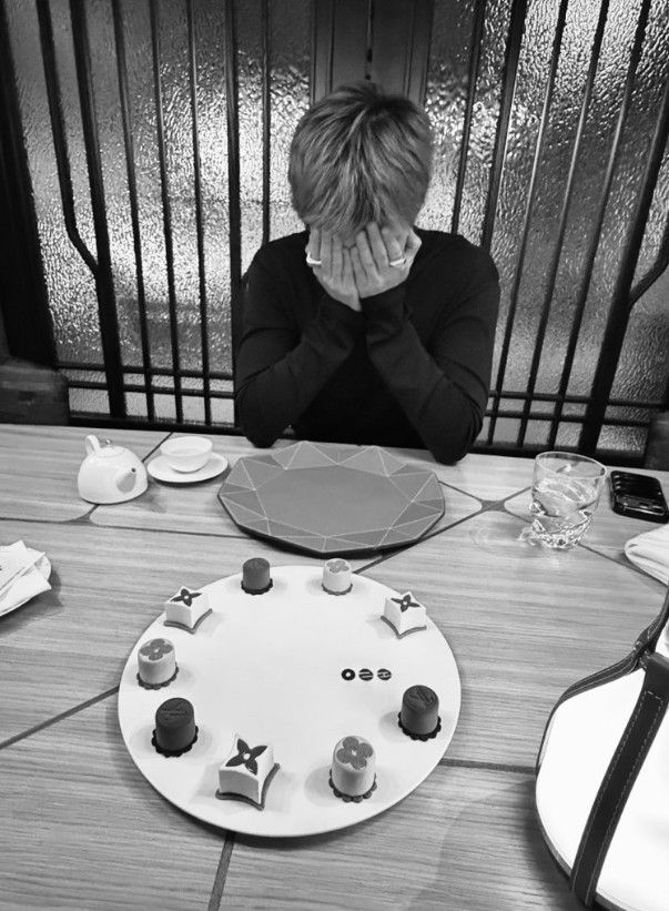 BTS의 새 앨범 타이틀인 ‘아리랑’ 로고가 새겨진 디저트 플레이트. 이미지 출처 : 인스타그램 @rkive 