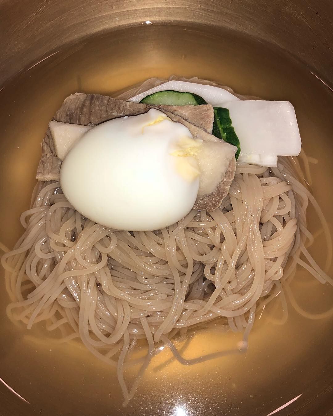 담백한 국물과 탄력 있는 면발로 평양냉면의 성지로 꼽히는 을밀대. 이미지 출처 : 인스타그램 @eulmildae