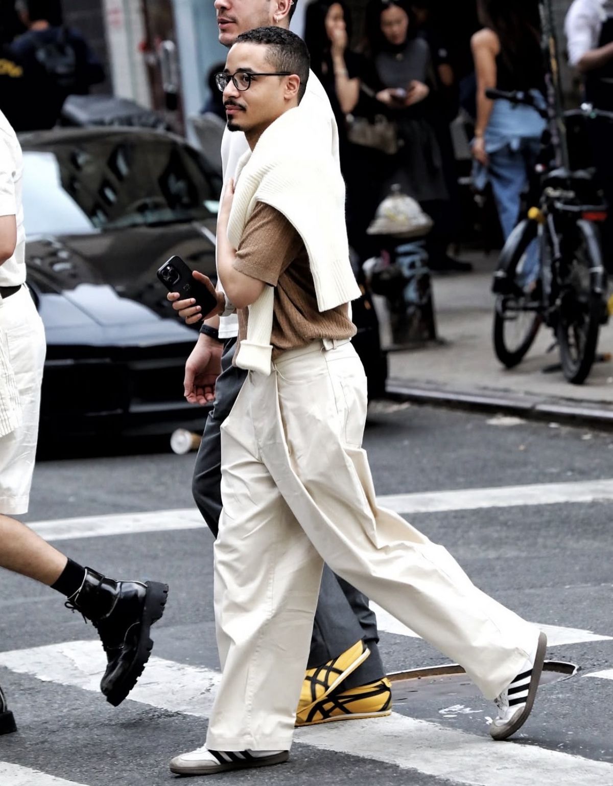 깔끔한 화이트 컬러의 코튼 팬츠에 같은 컬러의 스웨터를 매치하여 정돈된 인상을 남겼다. / 이미지 출처: 인스타그램 @meninsoho 