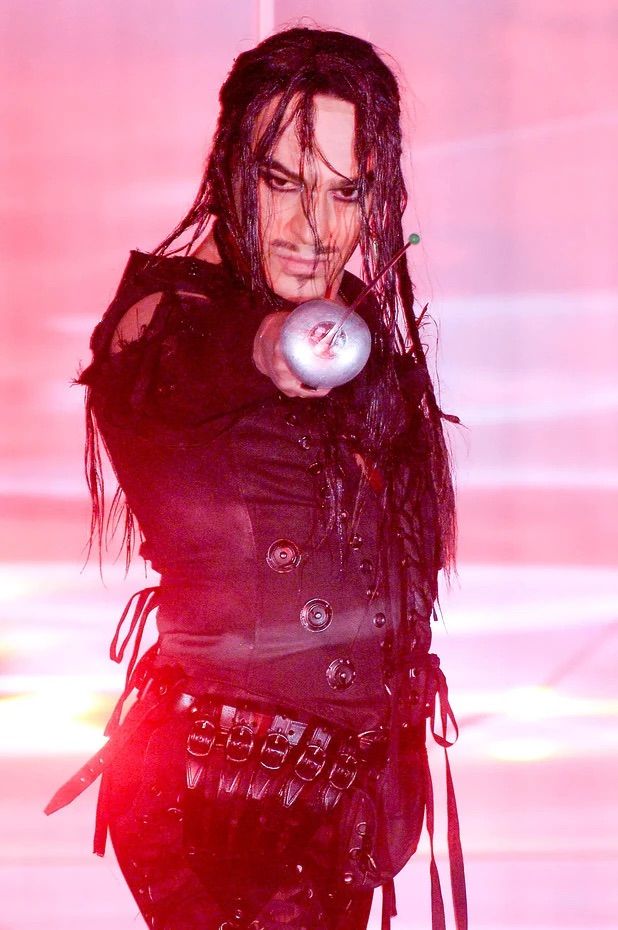 디올 2006 가을 꾸뛰르 컬렉션 중 존 갈리아노의 이미지. / 이미지 출처: 게티 이미지.