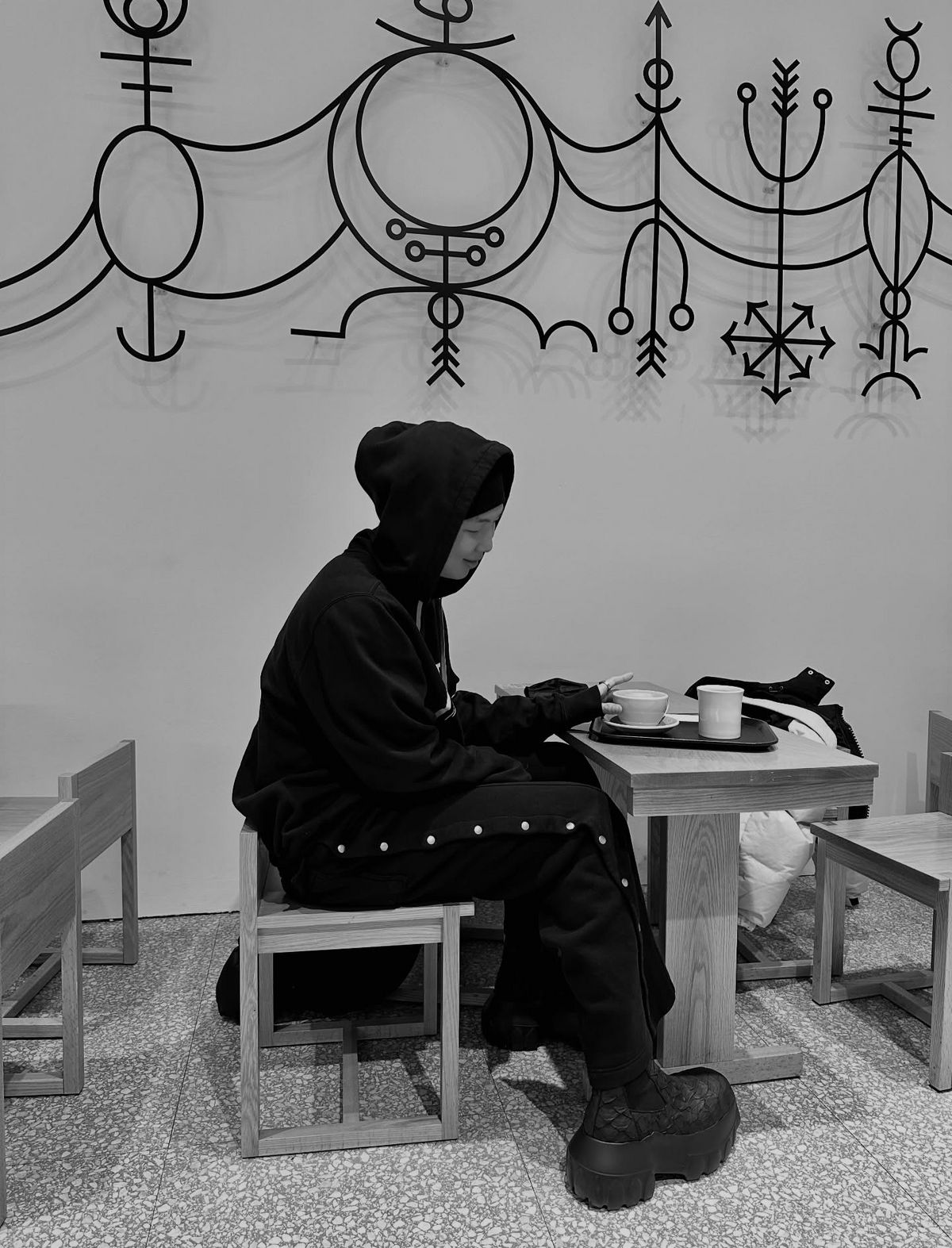 SeMA+ 카페에서 커피 타임을 즐긴 RM. 이미지 출처 : 인스타그램 @rkive