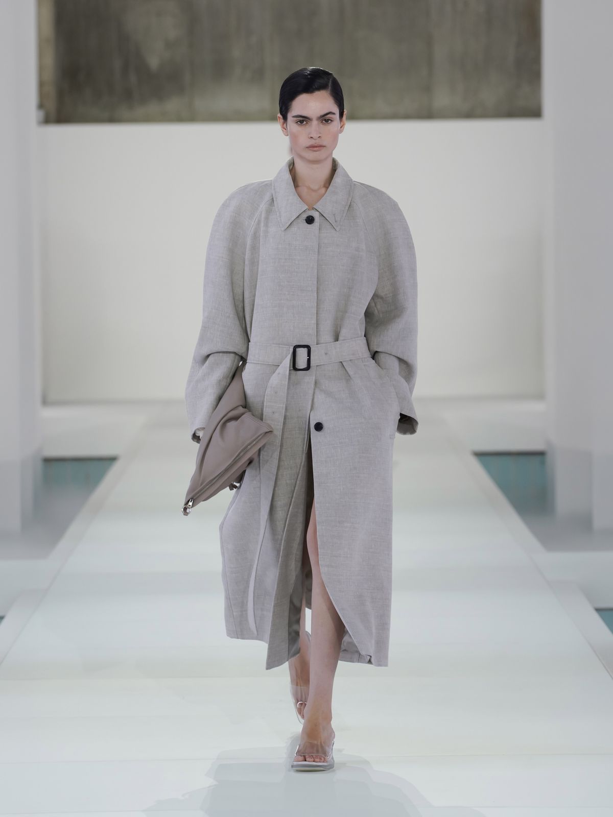 심플하면서도 구조적인 디테일을 발견할 수 있는 2026 봄/여름 컬렉션 룩들 | 출처: COS