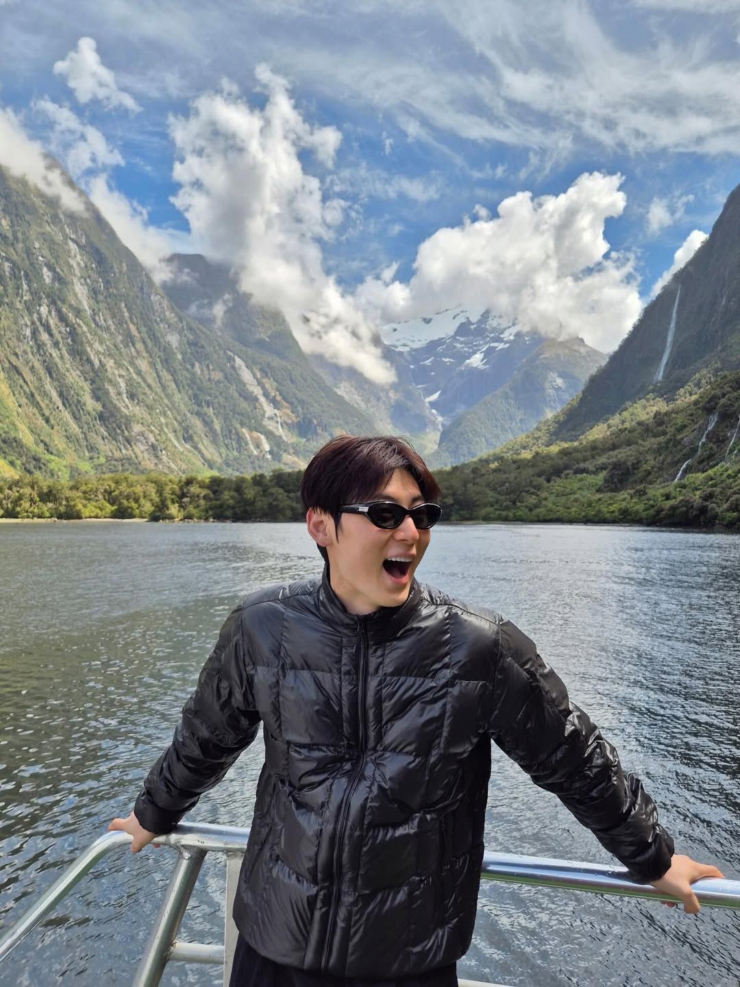 검정 뿔테 안경으로 남친룩을 완성한 황민현 / 이미지 출처: 황민현 인스타그램(@optimushwang).