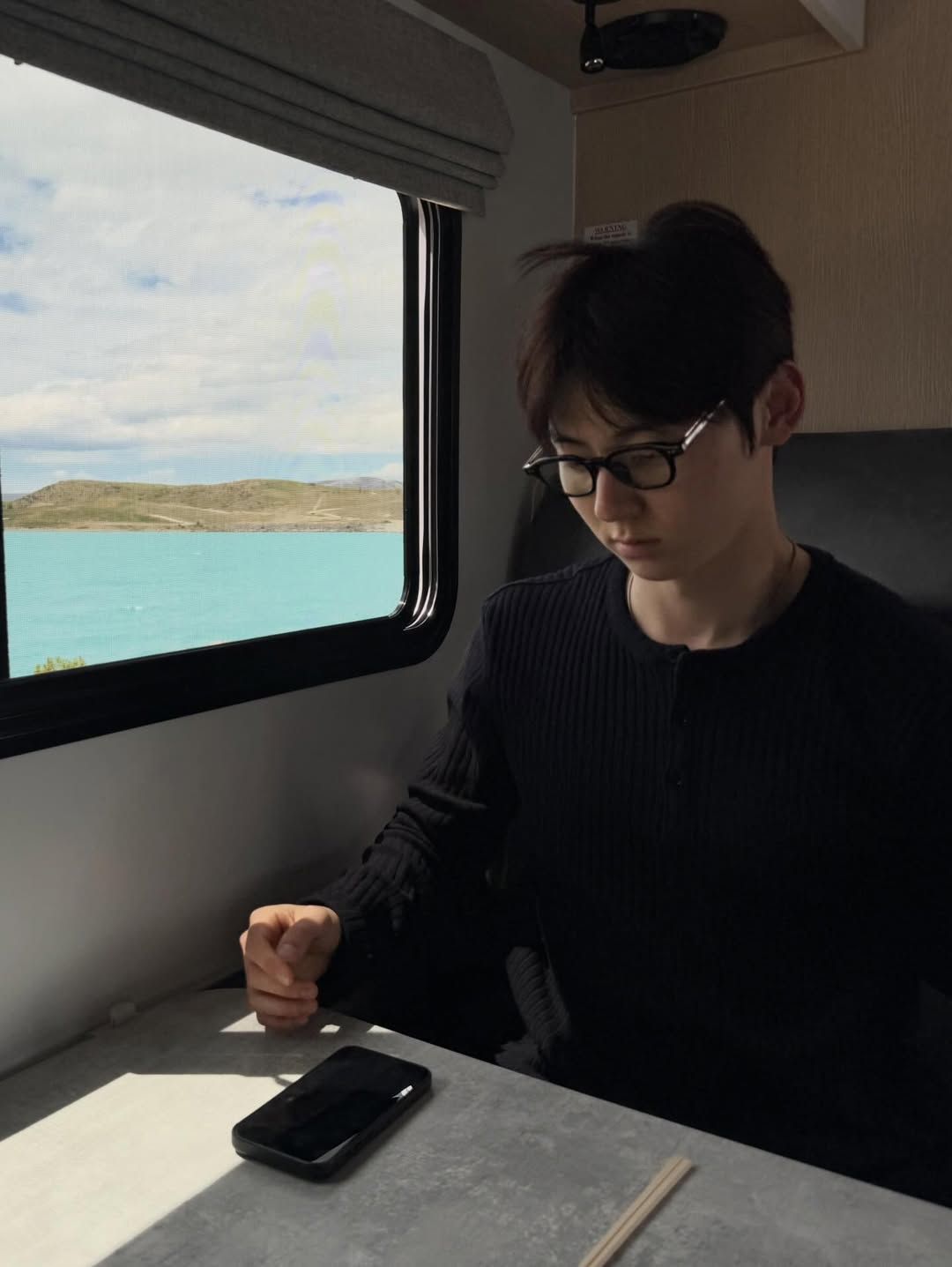 검정 뿔테 안경으로 남친룩을 완성한 황민현 / 이미지 출처: 황민현 인스타그램(@optimushwang).