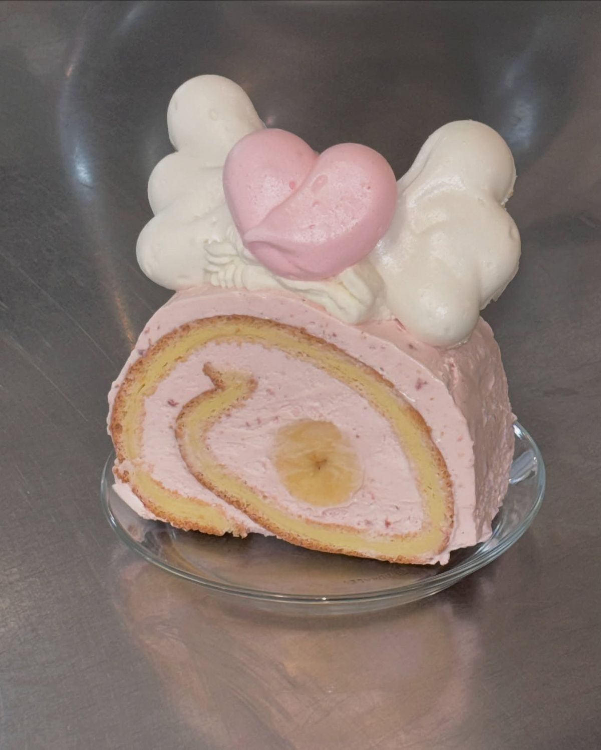 자두 말차 케이크와 하트 롤. 이미지 출처 : 인스타그램 @_pluming_cafe 