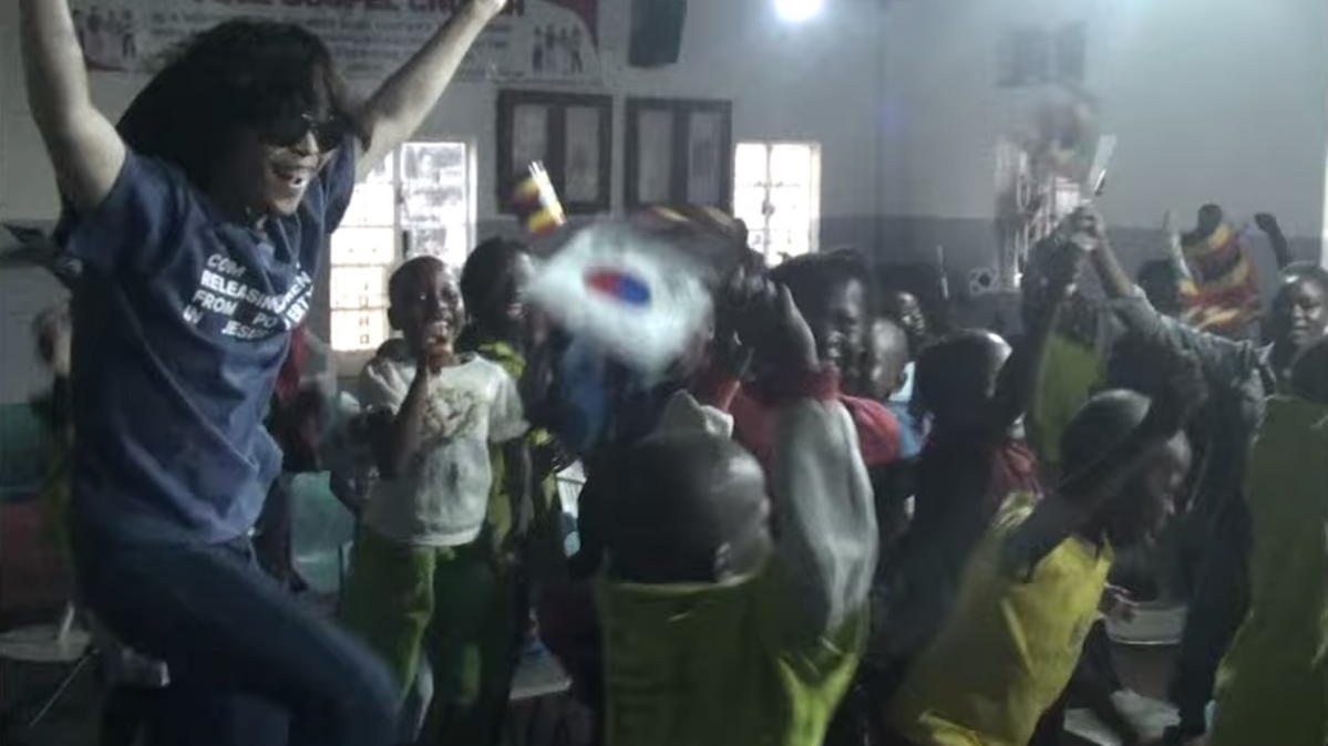 아이들과 함께 음악을 즐기고 있다. / 출처: AKMU 유튜브 채널 ‘AKMU: THE PAST YEAR’