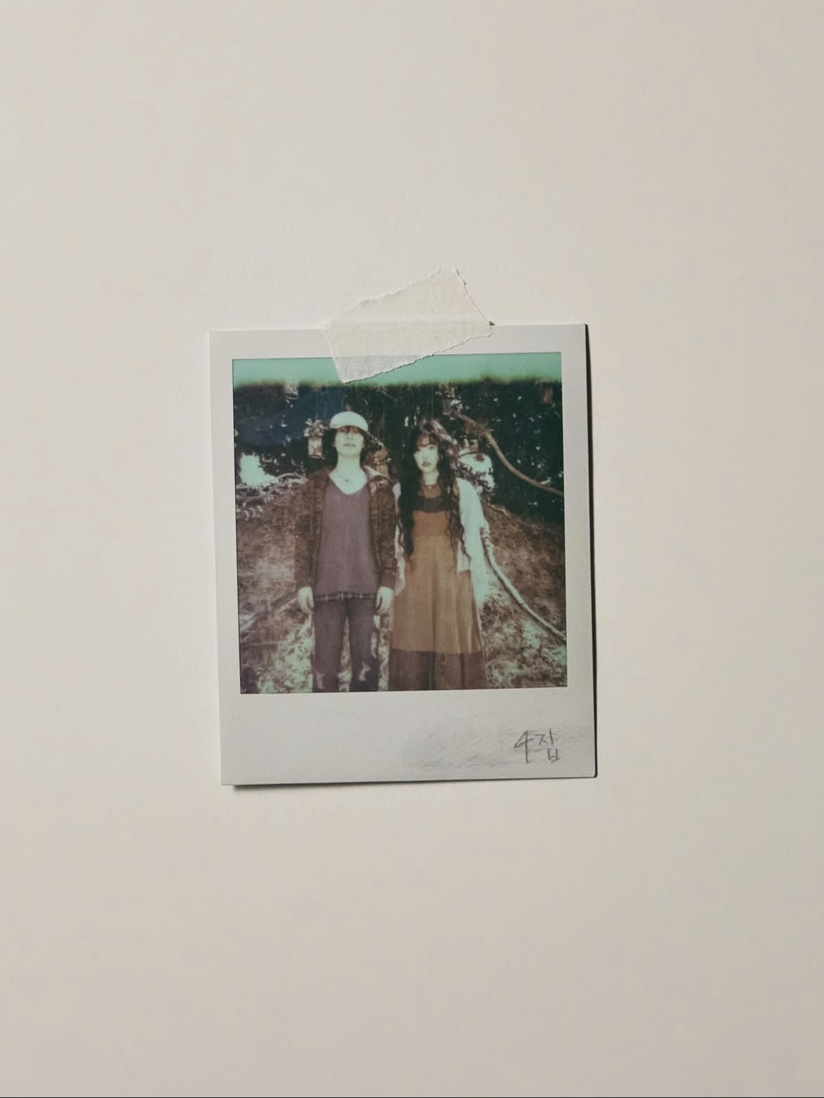 정규 4집 ‘개화’ 컨셉 포토를 공개했다. / 출처: AKMU 인스타그램(@akmuofficial)