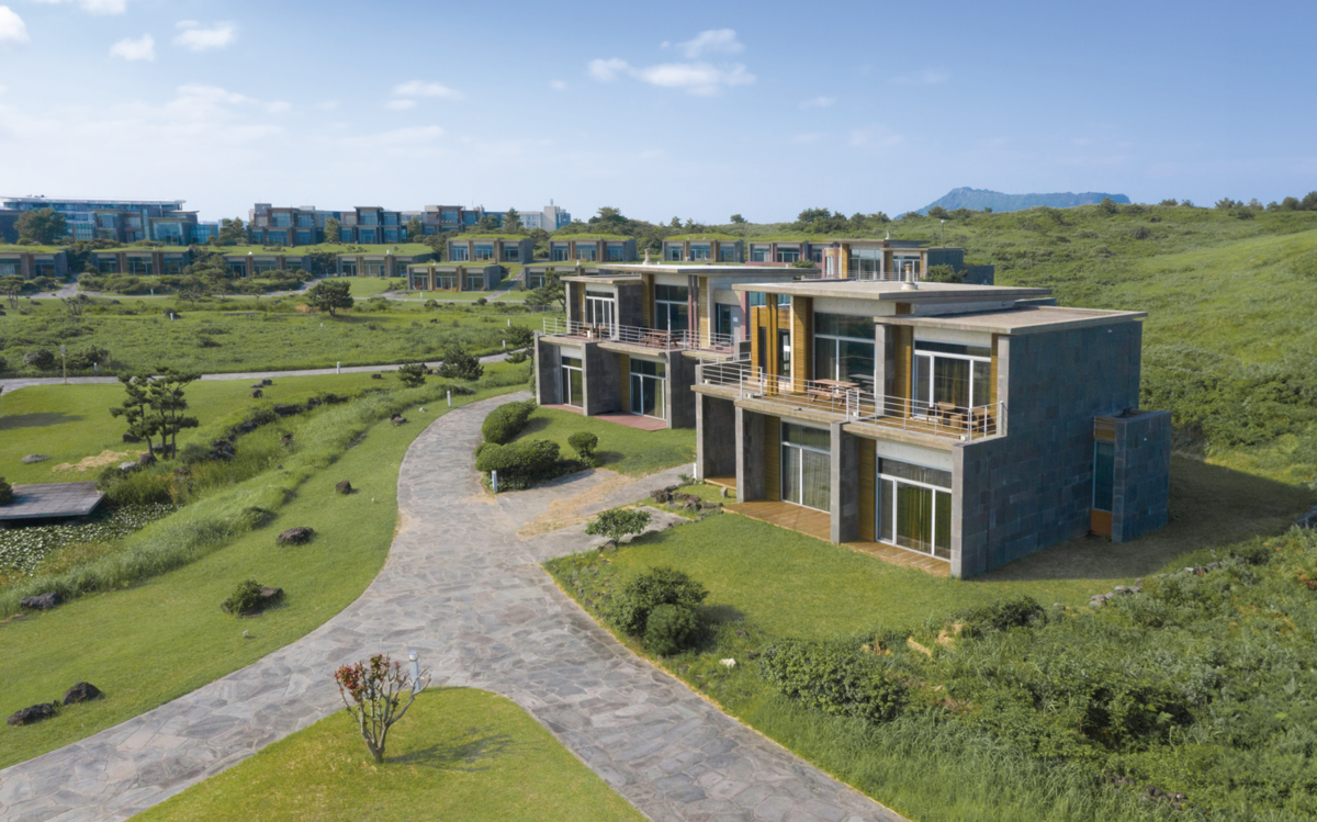 제주의 자연경관을 온전히 즐길 수 있는 단독 빌라형 숙소 힐리우스. 