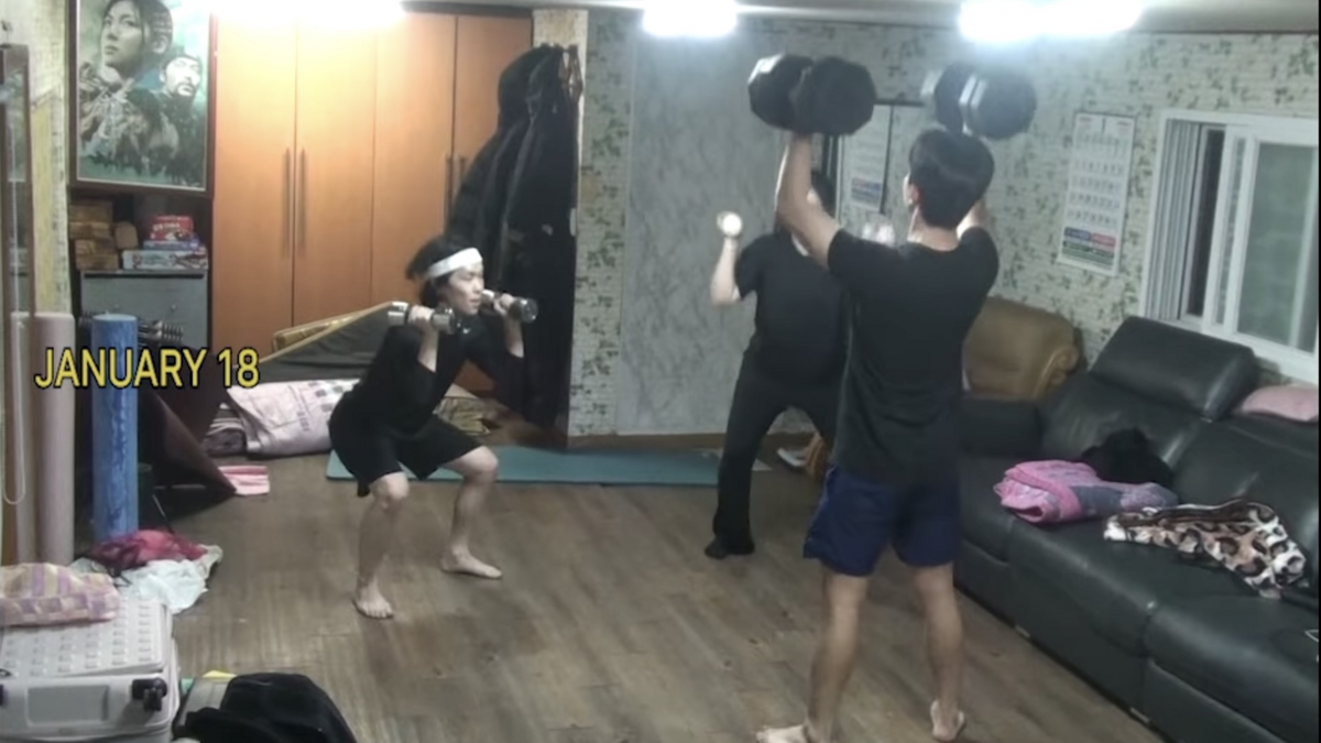 가평의 숙소에서 합숙 훈련에 들어간 AKMU와 그들의 트레이너의 모습이다. / 출처: AKMU 유튜브 채널 ‘AKMU: THE PAST YEAR’