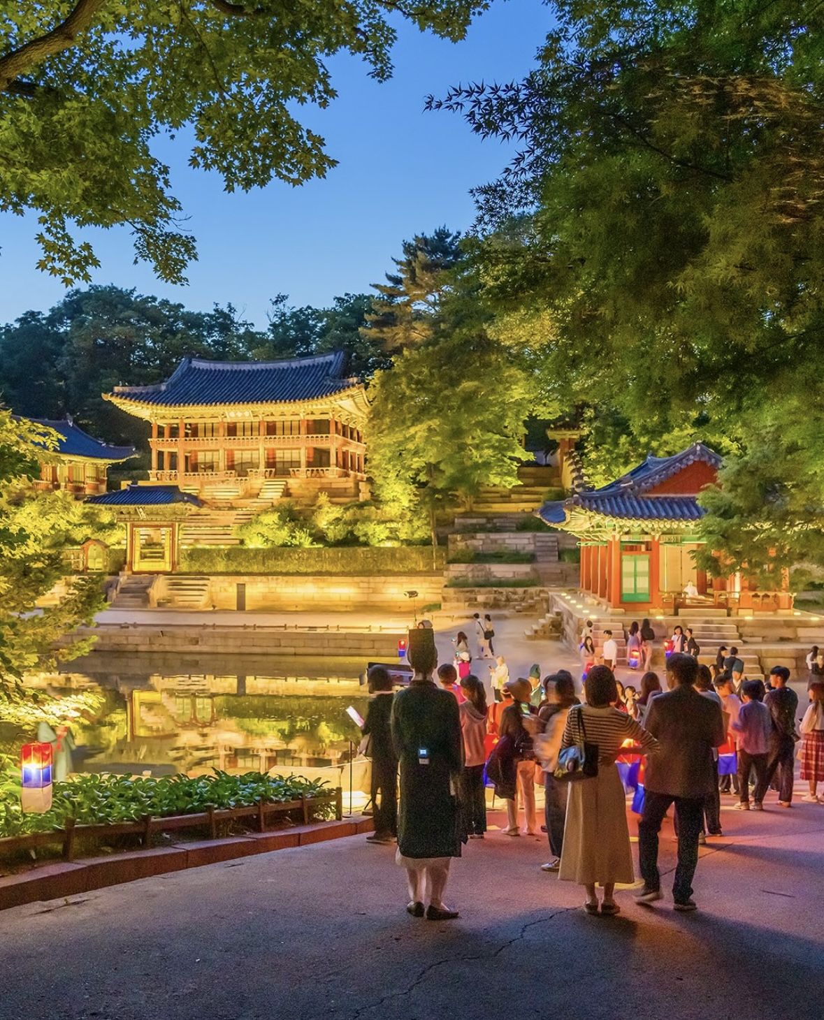 어두운 밤 조명이 켜진 궁궐을 청사초롱을 들고 거닐어 볼 기회다. / 출처: 국가유산진흥원 공식 인스타그램(@k.heritage.agency)