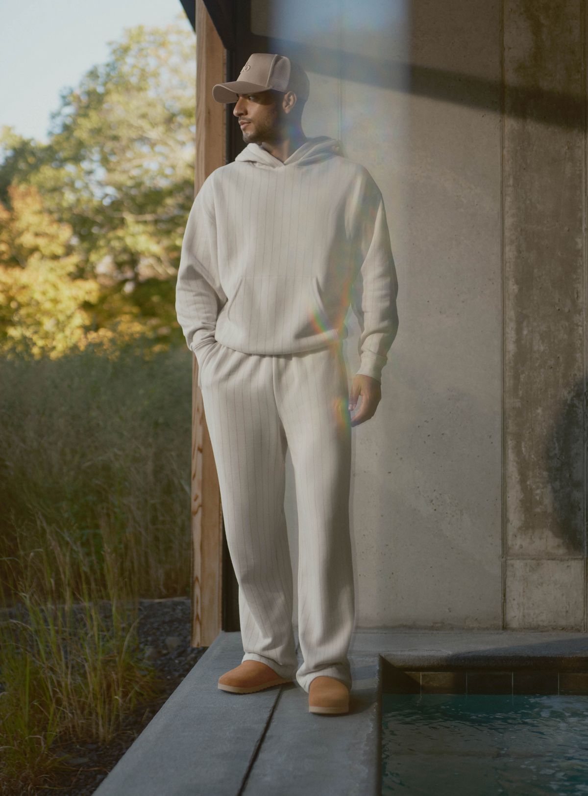 알로는 ‘스튜디오 투 스트리트’라는 기치 아래 일상의 모든 순간을 함께하며 움직임에 맞춰 흐르는 듯한 액티브웨어를 만들고 있다. 