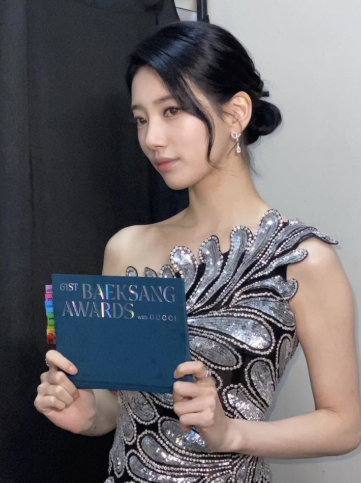 올해에도 백상 MC를 맡은 수지 / 이미지 출처: 인스타그램 @skuukzky