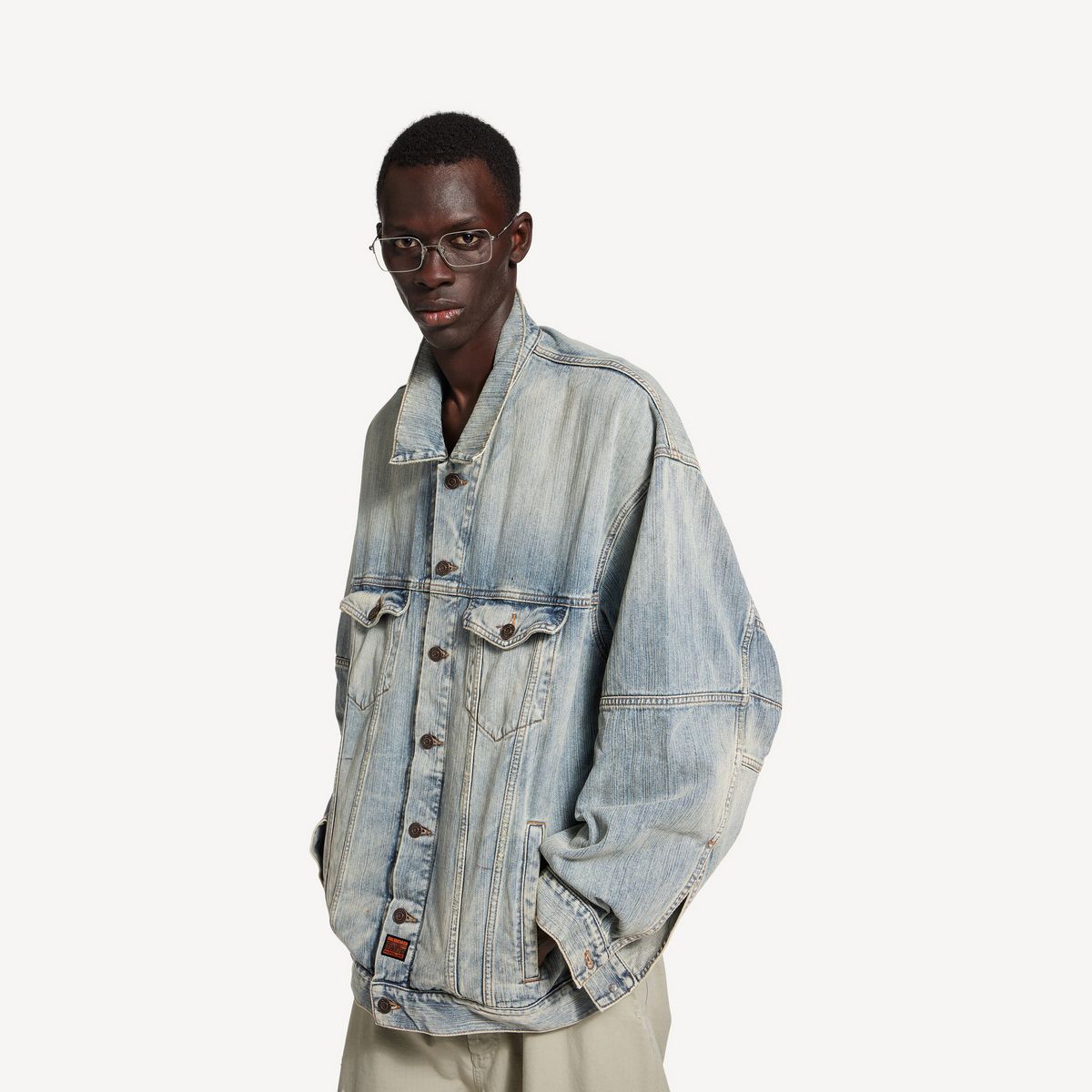 브랜드 특유의 오버사이즈 실루엣이 볼륨감을 더한다 / 이미지 출처: 발렌시아가