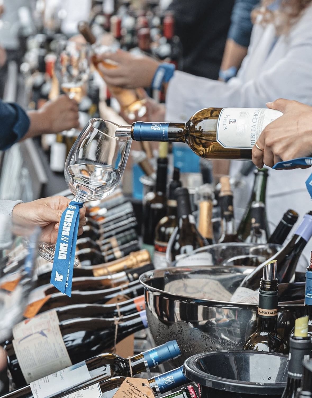 호텔 야외 가든에서 펼쳐지는 봄 와인 마켓에서 프리미엄 와인 100여 종을 맛볼 수 있다. / 출처: JW 메리어트 동대문 공식 인스타그램(@jwmarriot_dongdaemun)