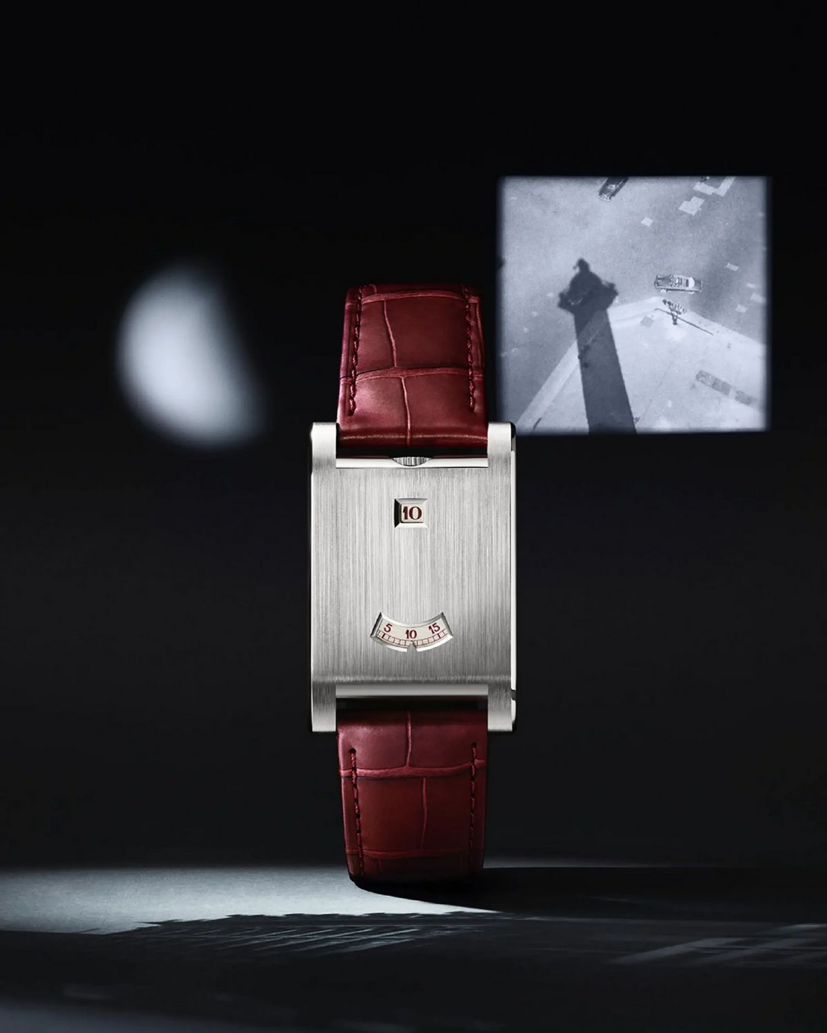 까르띠에 프리베 탱크 아 기쉐 핑크 골드 버전 / 이미지 출처: 까르띠에