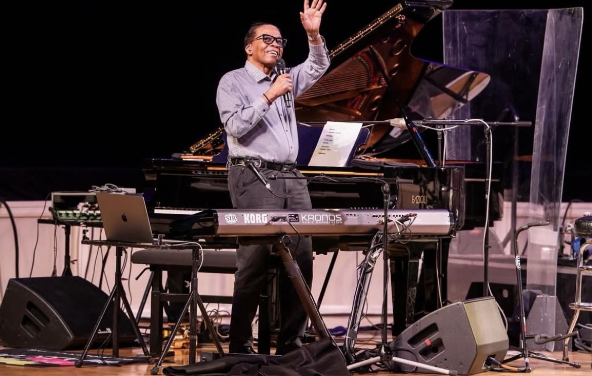 시카고 심포니 센터에서 공연하는 Herbie Hancock의 모습이다. / 출처: Herbie Hancock 인스타그램(@herbiehancock)