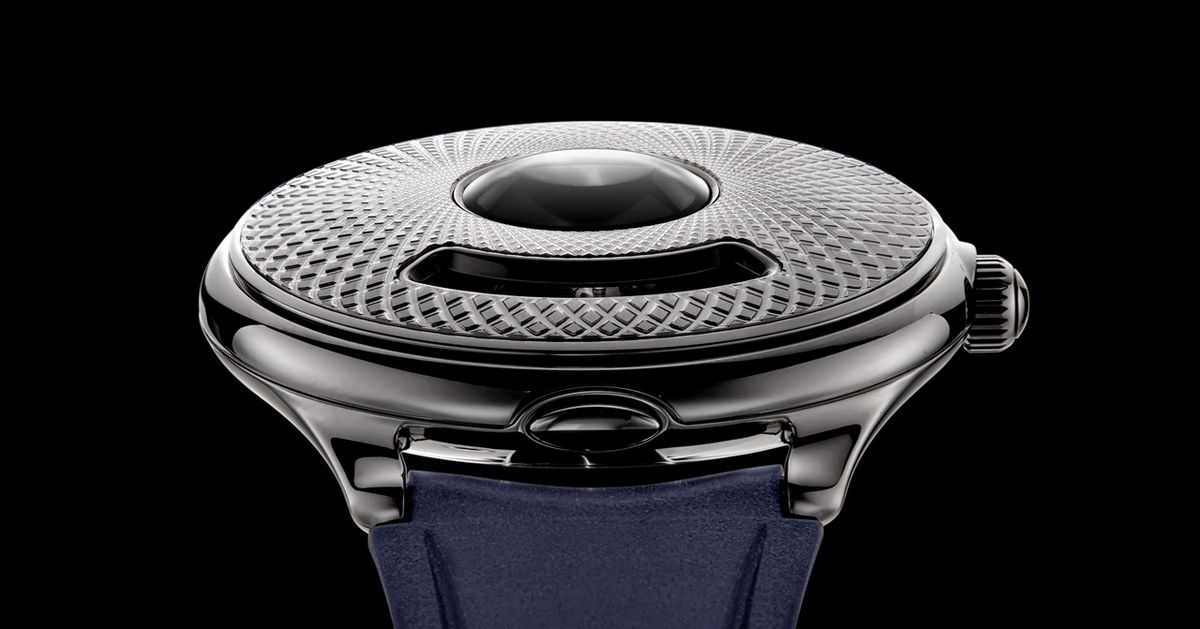 소용돌이 기요셰 커버와 케이스 중앙 돔형 루페가 돋보이는 차펙 앤 씨의 타임 점퍼 / 이미지 출처: 차펙 앤 씨