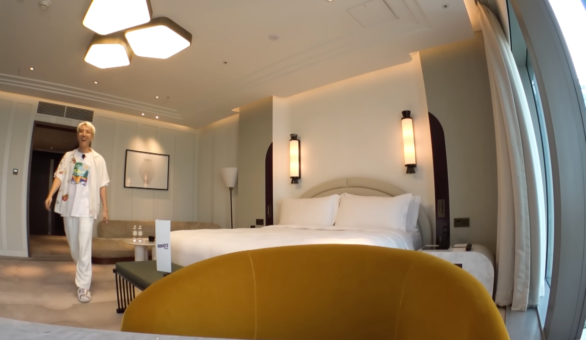 'Run BTS! 2021' 조선 팰리스, 럭셔리 컬렉션 호텔의 마스터 스위트룸에서의 제이홉의 모습. / 이미지 출처: BANGTANTV