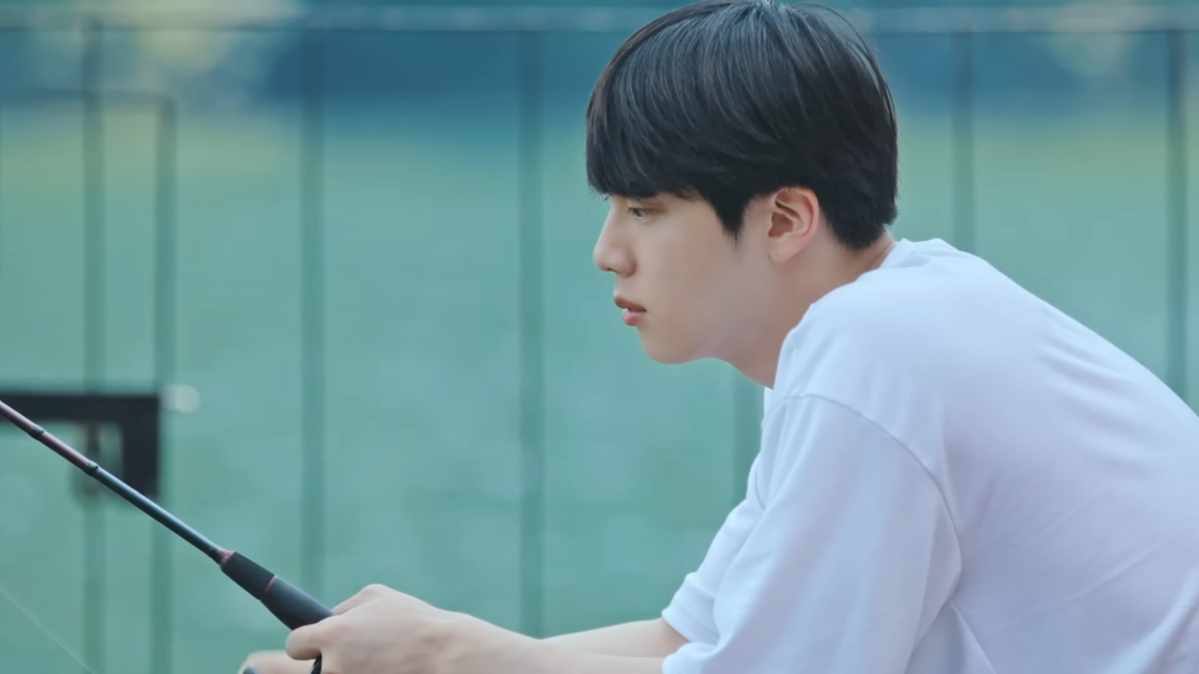 레이크192 앞 북한강에서 낚시를 하고 있는 진. / 이미지 출처: INTHESOOP_TV