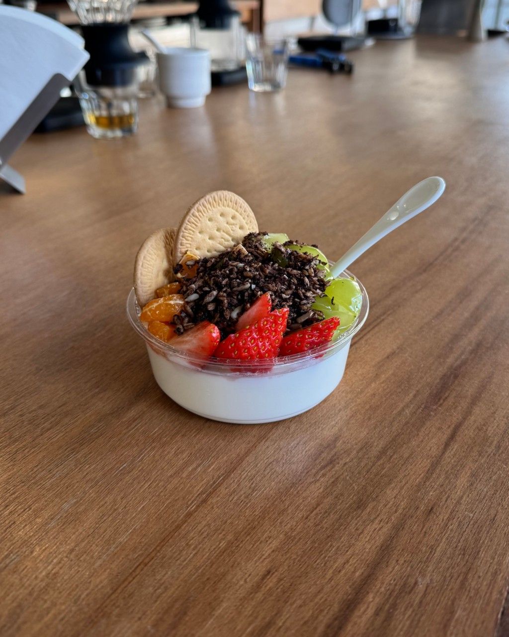 제철 과일과 무가당 그래놀라가 더해진 시그니처 요거트 볼이다. / 출처: 퍼즌트 네이버지도 업체 등록