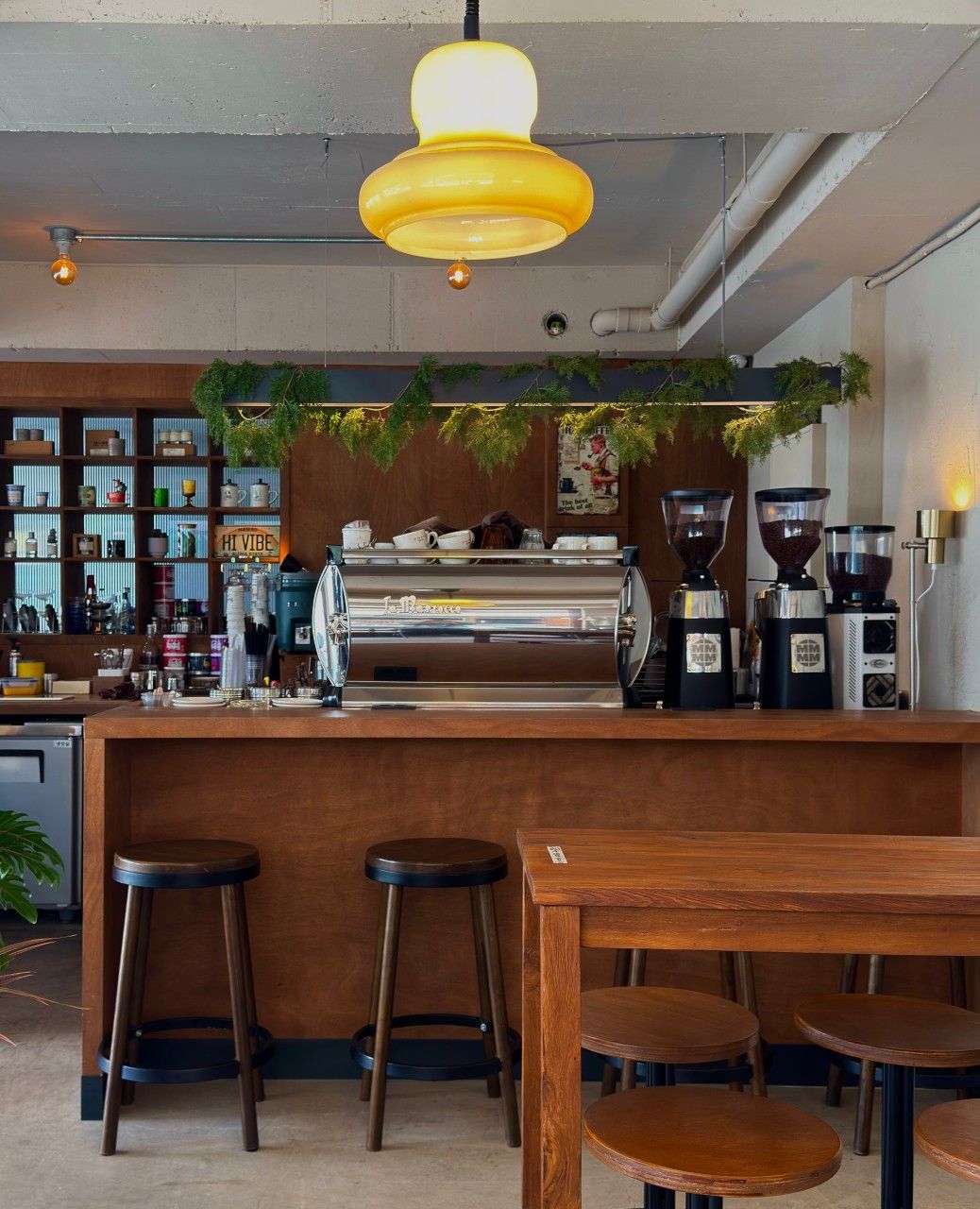 따뜻한 우드톤의 실내 모습이다. / 제공: 인마이험블 네이버지도 업체 등록