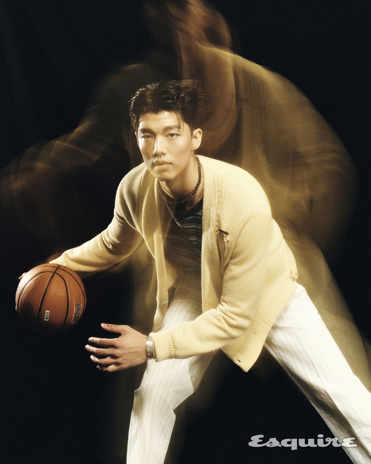 카디건 보디. 티셔츠 자라. 팬츠 자크뮈스. 네크리스 톰 우드. 브레이슬릿 불레또.