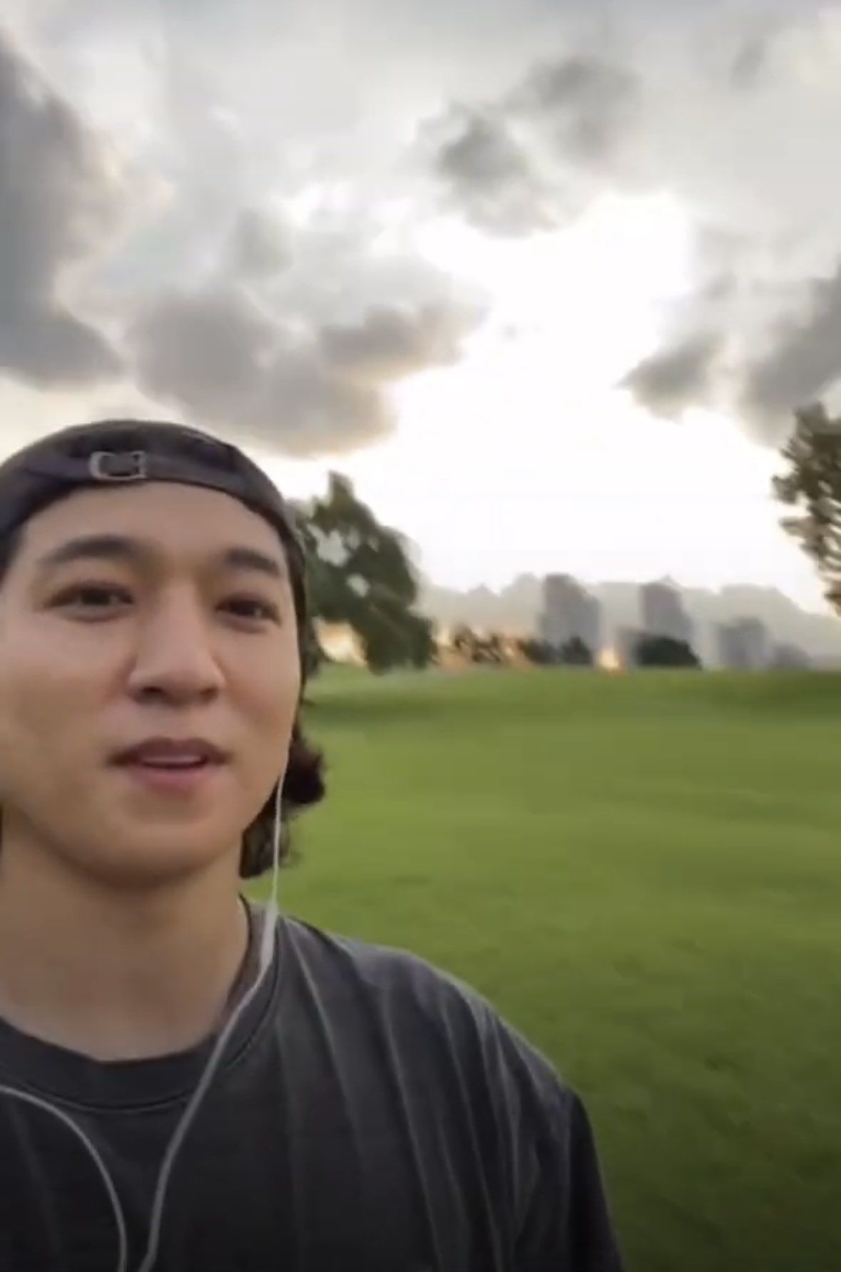 올림픽공원을 산책 중인 데이식스 성진 / 이미지 출처: 데이식스 라이브 방송